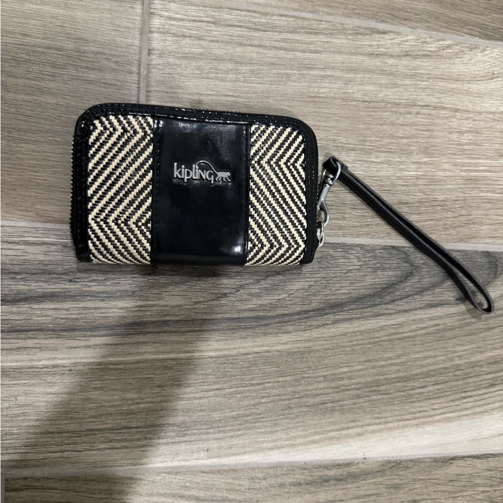 Kipling Chevron Pattern Wristlet in Black and Cream